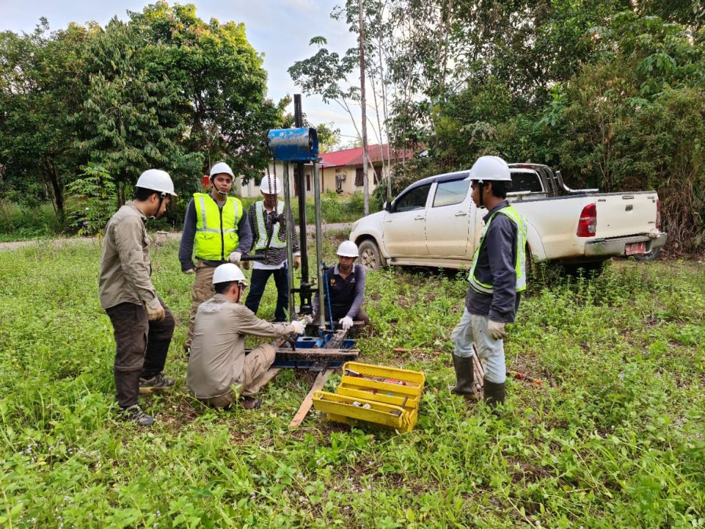 Pengujian Sondir -  Tim Pengujian Konstruksi saat melakukan uji sondir pada lahan Gedung Pembinaan Mualaf di Badau