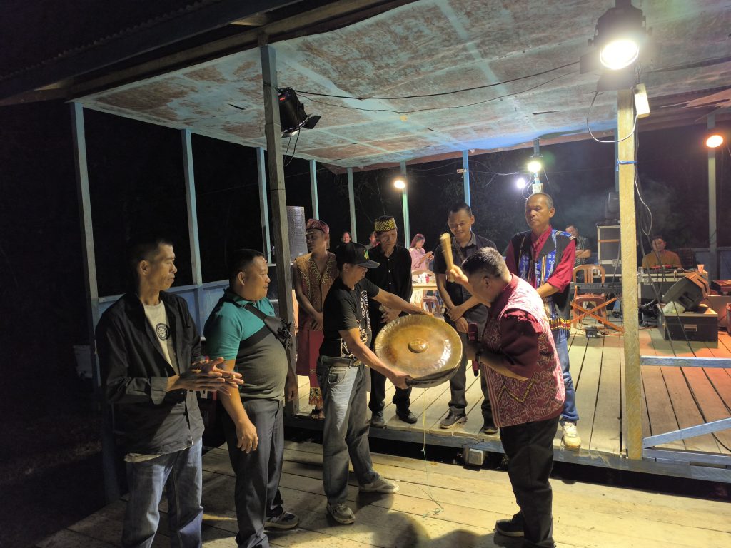 pemukulan gong pembukaaan gawai dayak dususn belimbing